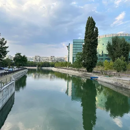 Esplanade River Apartment *